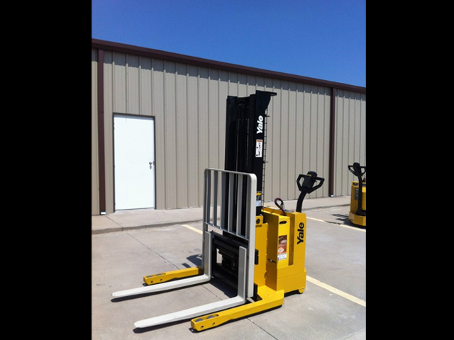 Used Yale Electric Straddle Stacker
