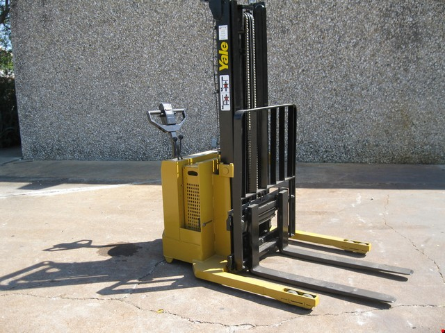 Used Yale Electric Straddle Stacker